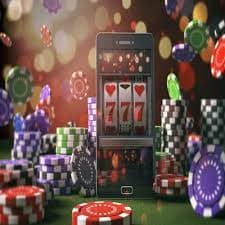 Myanmar National League ဘောလုံးပွဲတွင် 77kyat ဖြင့် Live Betting ပြုလုပ်နေသည့် မြင်ကွင်း